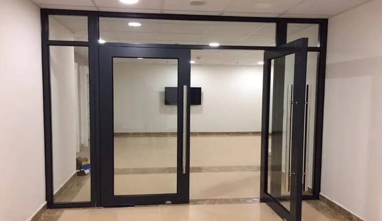 K&iacute;nh chống ch&aacute;y l&agrave;m cửa k&iacute;nh khung th&eacute;p chống ch&aacute;y