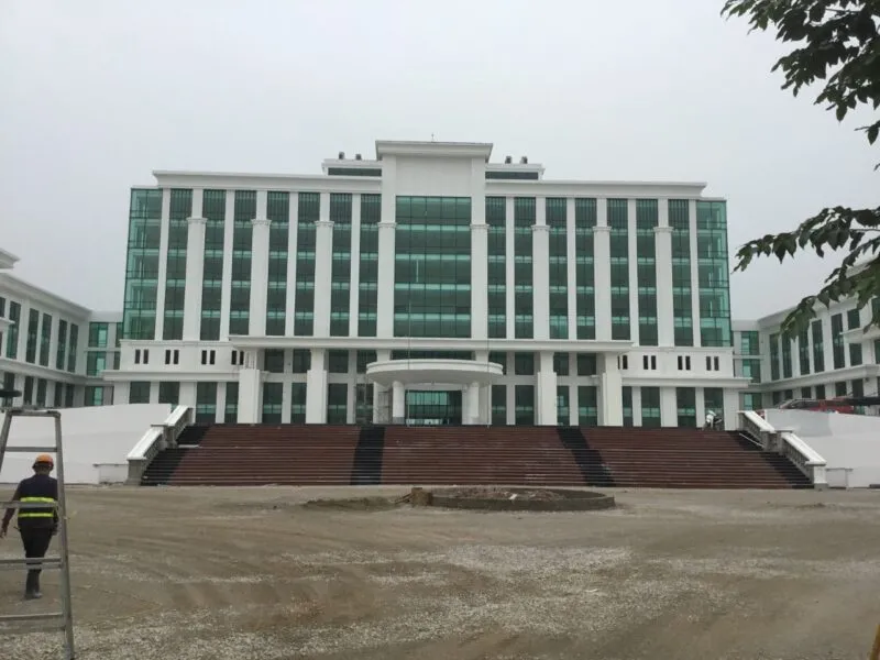 V&aacute;ch k&iacute;nh mặt dựng sử dụng k&iacute;nh chống ch&aacute;y